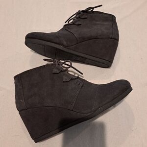TOMS Kala Wedge Booties Iron Grey Suede 7.5